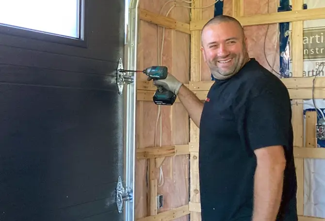 Martin Samson, installateur de Couture Portes de garage Thetford  installant un panneau de porte de garage résidentielle à Thetford Mines